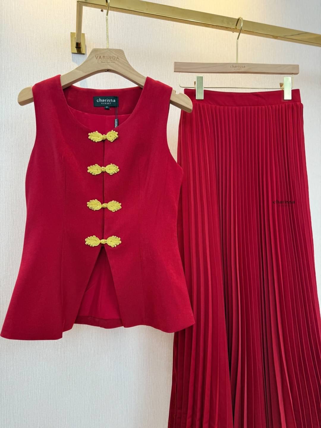 เซ็ทเสื้อแขนกุดผ้านุ่มมากกก กระดุมจริงสีทอง มีซับในทั้งชุด มาพร้อมกับกระโปรงพลีทยาวซิปข้าง เอวไม่สม้อคน๊า ใส่สบาย : สินค้าคุณภาพ (พร้อมส่ง)