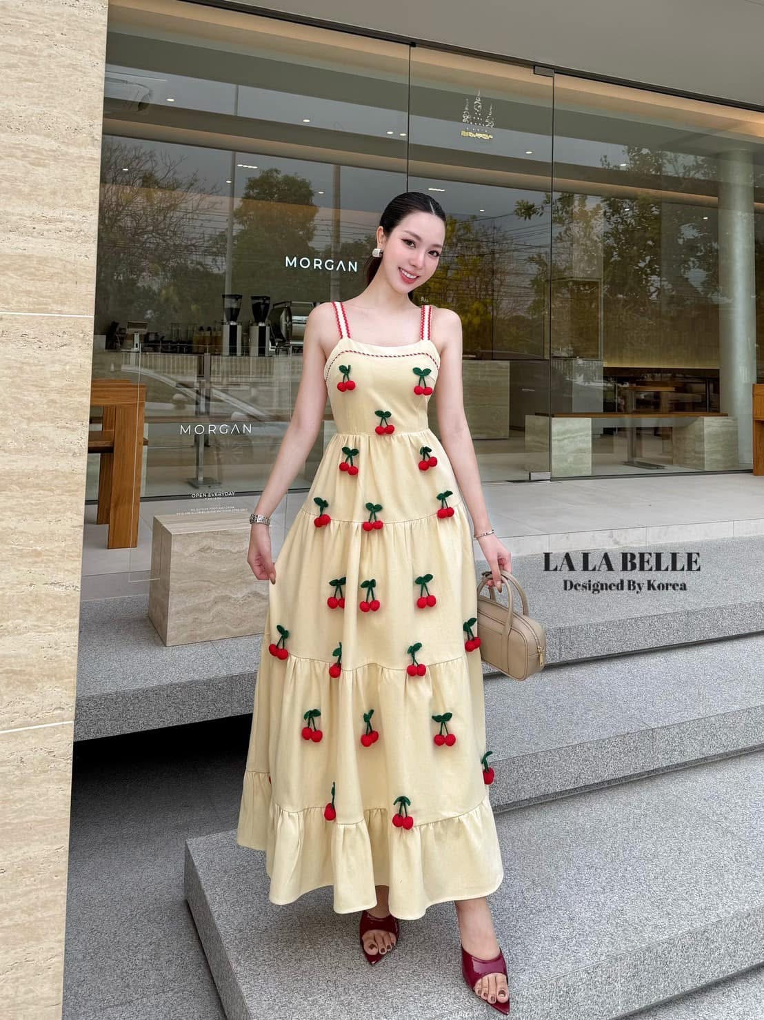 แม็กซี่เดรส ผ้าลินินอัดกาวทั้งชุดทรงสายเดี่ยวอกเสริมฟองน้ำแน่นๆสีโทรครีมเอวเข้ารูปกระโปรงระบายชั้นแต่งขอบสายและช่วงอกด้วยขอบสีแดงมาพร้อมแต่งเชอร์รี่ถักสามดีทั้งชุดเย็บแน่นๆมีซับในอัดกาวอย่างดี ใส่สบาย : สินค้าคุณภาพ (พร้อมส่ง)