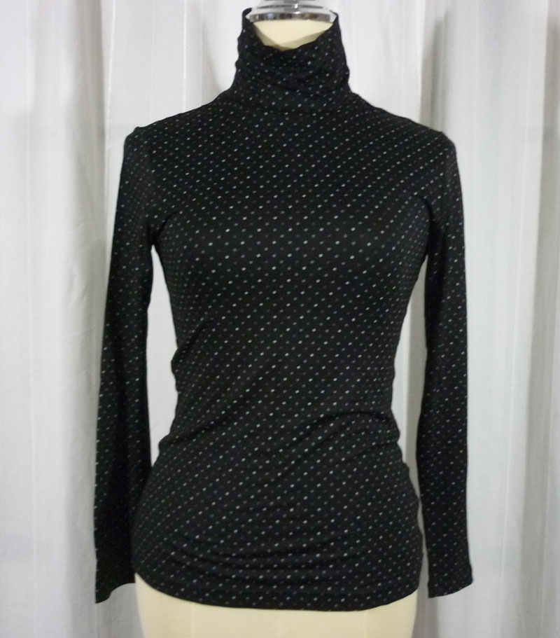 เสื้อฮีทเทคหญิง ดำจุดขาว Uniqlo heattech Sz M,L