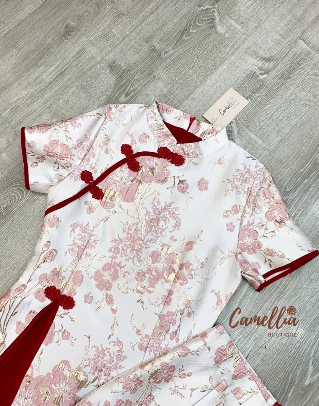 ชุดSet เสื้อกี่เพ้าผ้าทอลายดอกโทนสีแดงทอง แต่งกระดุมสีแดงสวยลงตัวมากคะ + กางเกงขาสั้นลายเข้ากับชุด ใส่สบาย : สินค้าคุณภาพ (พร้อมส่ง)