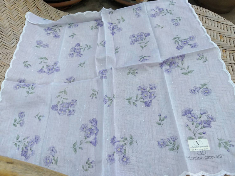 ผ้าเช็ดหน้า Valentino Garavani สวยหวานน่ารัก