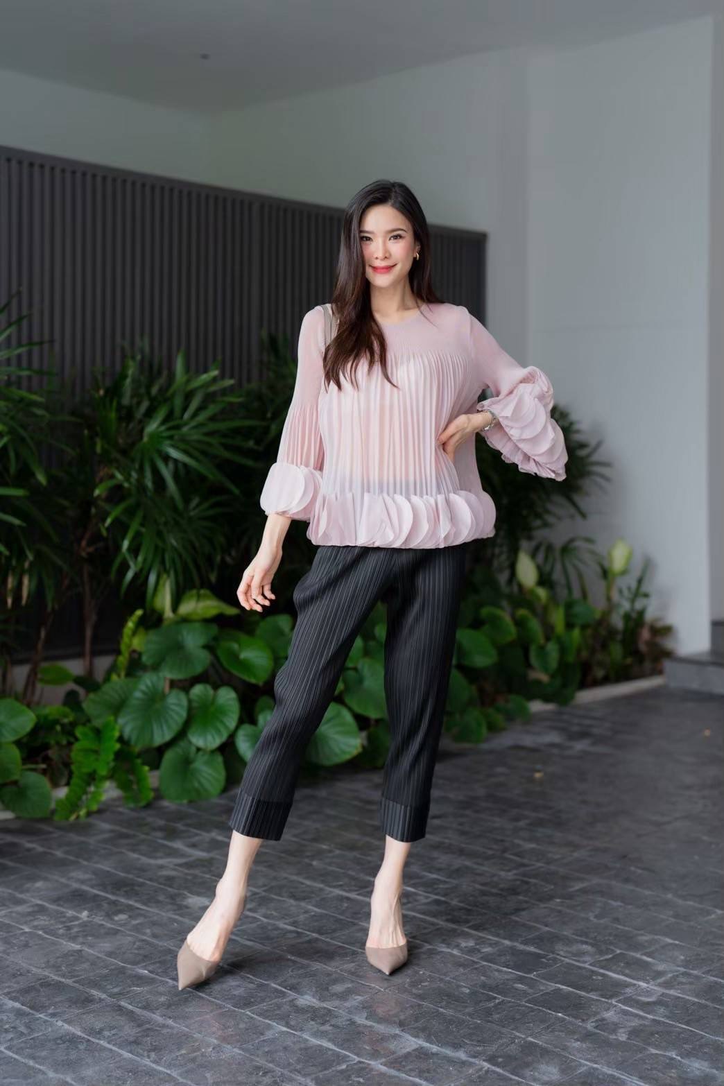 เสื้อคอกลม แขนยาว แบบมีการแต่งระบาย ด้วยการตัด เลเซอร์คัตวงกลมมาซ้อนเรียง ด้วยความประณีต ทำให้ขึ้นพุ่มทรงอย่าง สวยงาม ใส่สบาย : สินค้าคุณภาพ (พร้อมส่ง)