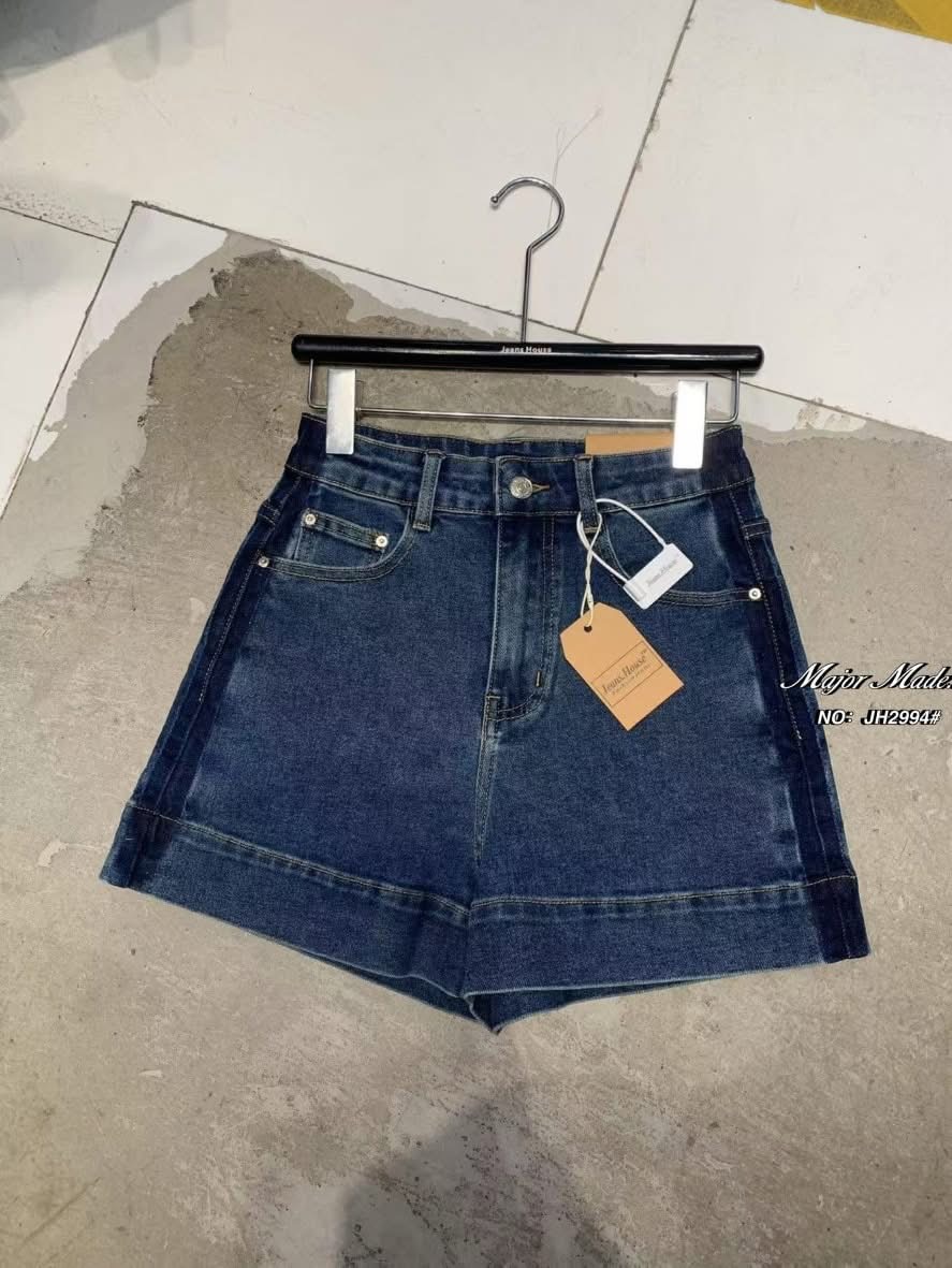 กางเกงยีนส์ขาสั้น ทรงเอวสูง รุ่นนี้บอกเลยทรงสวยมาก (เนื้อผ้ายีนส์ยืด )ดีเทลแต่งแถบข้างสีทูทร2ข้าง เก๋ๆ ใส่สบาย : สินค้าคุณภาพ (พร้อมส่ง)