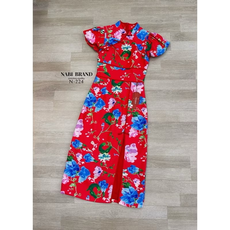 เดรสกี่เพ้าแขนตุ้กตาพองๆ สีแดงสด พิมพ์ลายดอก มีกุ้นขอบจีนสีแดง และแป้นสีแดง เดรสผ่าหน้า ทรงเรียบหรูดู แพง งานซิบหลัง ใส่สบาย : สินค้าคุณภาพ (พร้อมส่ง)