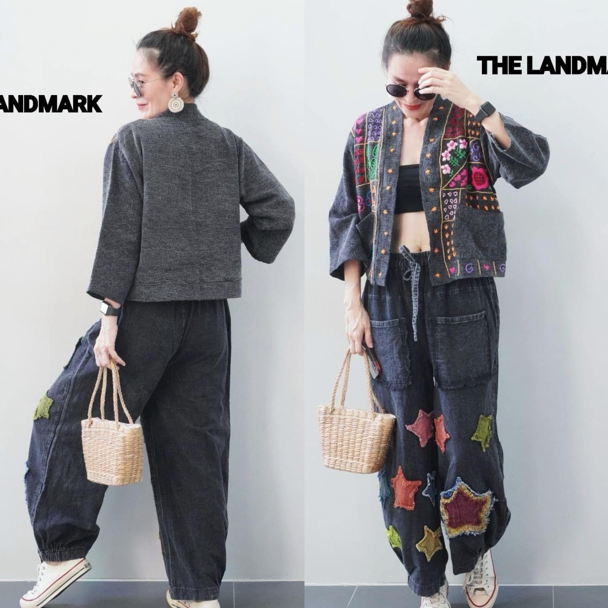 ชุดเซตสุดคิ้วท์... เสื้อคลุมผ้าเกล็ดเต่าฟอกสโตนทอลายโบราณ เสริ์ฟพร้อมลายปักจุกๆ สีสันสดใส 🌸🌼 จับคู่กับกางเกงเอวยืด ปลายขาเป็นงาน Craft ปะแต่งลายดาว ใส่สบาย : สินค้าคุณภาพ (พร้อมส่ง)