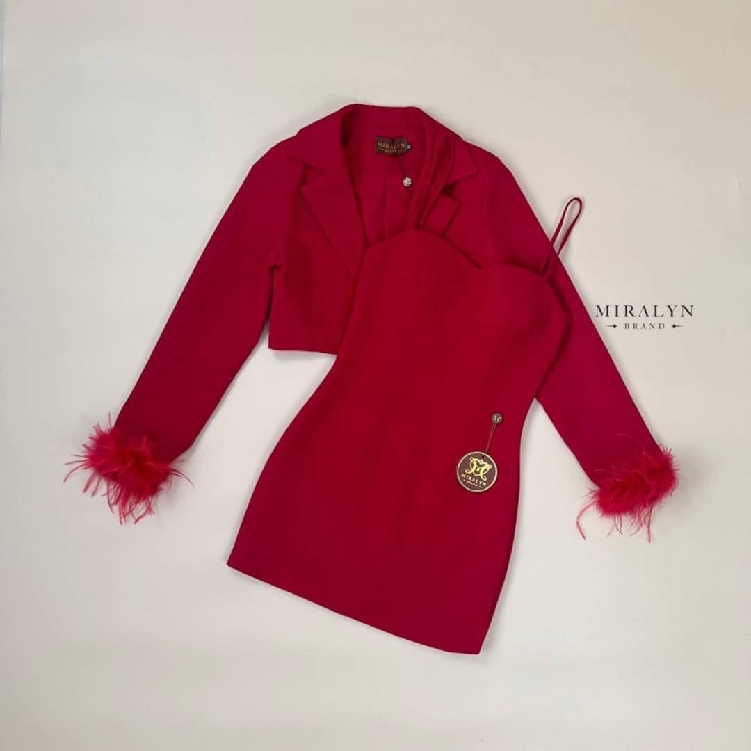 เซต 2 ชิ้น เซตสูทแขนยาวปลายแขนแต่ง ขนนกสีแดงทั้งเสื้อสูทสทรงสั้นมาพร้อมเดรสสายเดี่ยว สีแดงแซนดี้มากๆ เดรสเข้ารูปงานมีซับ ใส่สบาย : สินค้าคุณภาพ (พร้อมส่ง)