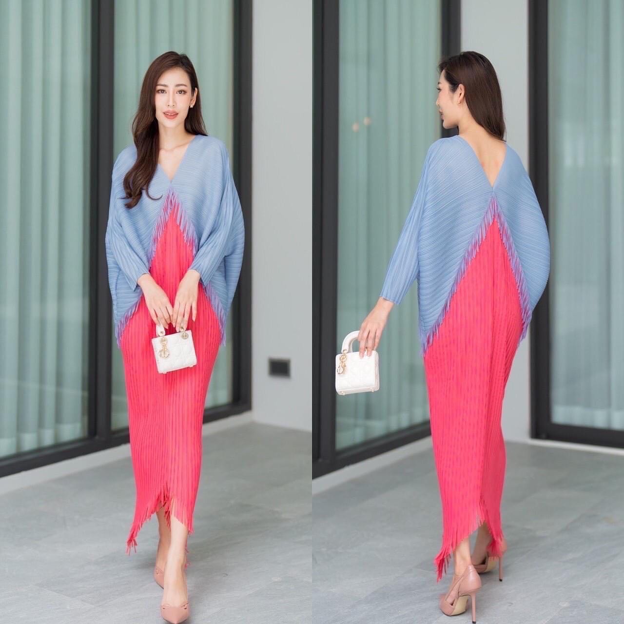 เดรสอัดพลีท คอวี ทรงแขนผีเสื้อ 🦋 แพตเทิร์นดีงามมว้าก เล่นระดับ 2 ชั้น ตัดสีทูโทน พาสเทลได้อย่างลงตัว งานตัดพู่ระบายชาย ฟรุ๊งฟริ๊ง ให้มีมิติ สวยงาม ใส่สบาย สินค้าคุณภาพ (พร้อมส่ง)