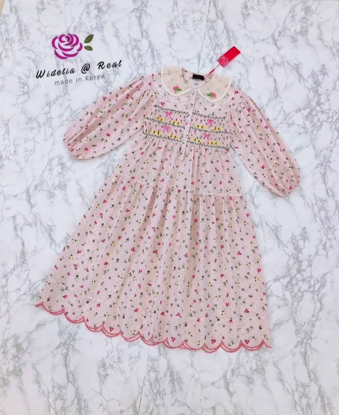 Dress เดรสยาวตัวสวยทรงดี รุ่นนี้น่ารัก มากแม่ เนื้อผ้าสวยอย่างดีใส่สบายสีสันน่ารักละมุน ช่วงอกดึงสม๊อคย่นเก๋ พร้อมปักแต่งลวดลายน่ารัก : สินค้าคุณภาพ (พร้อมส่ง)