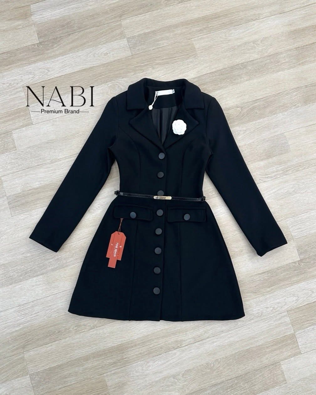 เดรสสูทแขนยาว สีดำคลาสสิคสวยหรู งานกระดุมด้านหน้า มีช่องกระเป๋าใช้งานได้จริง เสริมไหล่เพื่ออยู่ทรงใส่สวย มาคู่กับเข็มขัดและเข็มกลัดสีข ใส่สบาย : สินค้าคุณภาพ (พร้อมส่ง)