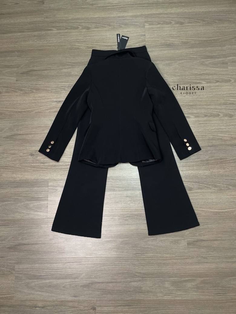 set suit เสื้อ+กางเกง ตัวเสื้อแต่ฃกระดุมทอง 2 เม็ดติดได้จริง กระเป๋าจริง มีซับในทั้งตัวค่ ะ ปลายแขนเสื้อแต่งกระดุม มาพร้อมกับกางเกงขาบานปลายเล็กน้อยทรงflare ซิปหลัง สินค้าคุณภาพ (พร้อมส่ง)