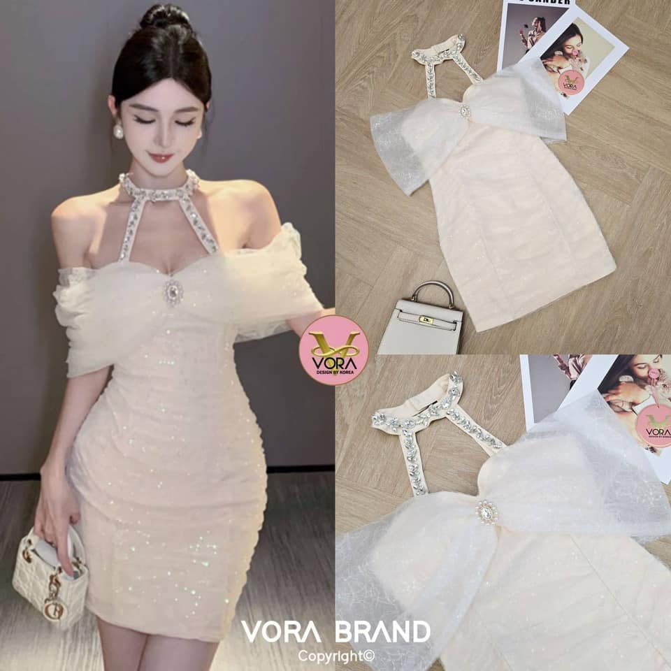 Dress สั้น เกาะอก แต่งสายคล้องคอดีเทลแต่งเย็บเพชรทั้งสายสวยมากค่ะ แต่งผ้าตาข่ายจับจีบปาดไหล่ ติดเข็มกลัดเพชรช่วงอกเพิ่มความหรูหรา อกมีฟองน้ำจัดทรงให้ค่ะ เอวเข้ารูป ใส่สบาย : สินค้าคุณภาพ (พร้อมส่ง)