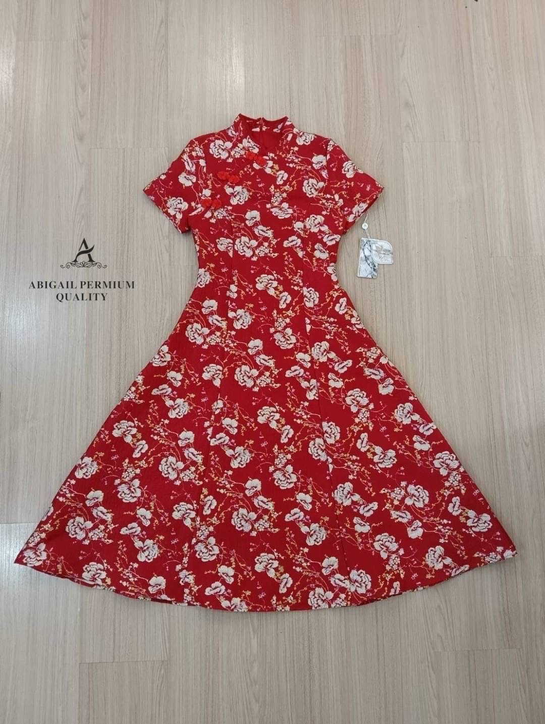 เดรสกี่เพ้ากุ๊นคอ ตัวเดรสเก็บทรงสวยแพตเทิ้ลเป๊ะ ซิบด้านหลังแบบซ่อน ตัวกระโปรงทรงบาน เนื้อผ้าทอนูนลายดอก ใส่สบาย : สินค้าคุณภาพ (พร้อมส่ง)