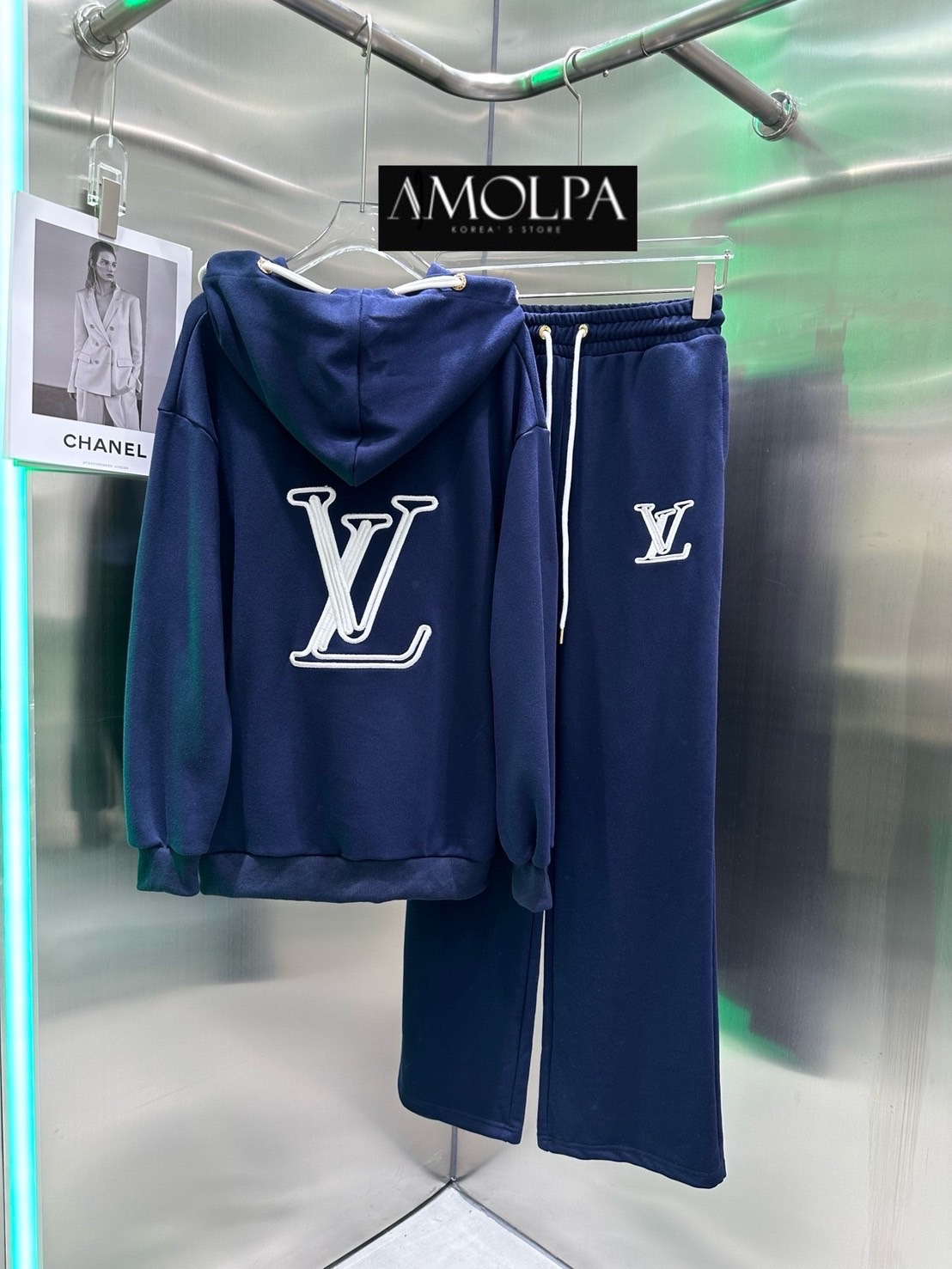 SET HOOD LV. ชนช๊อป... ตัวเสื้อเป็น HOOD หมวก ปัก LOGO ที่หน้าอก-ด้านหลัง สวยเด่น มาให้ช๊อปพร้อมกางเกงขายาว เนื้อผ้าพรีเมียมสุด ปั้มทุกจุด สินค้าคุณภาพ (พร้อมส่ง)