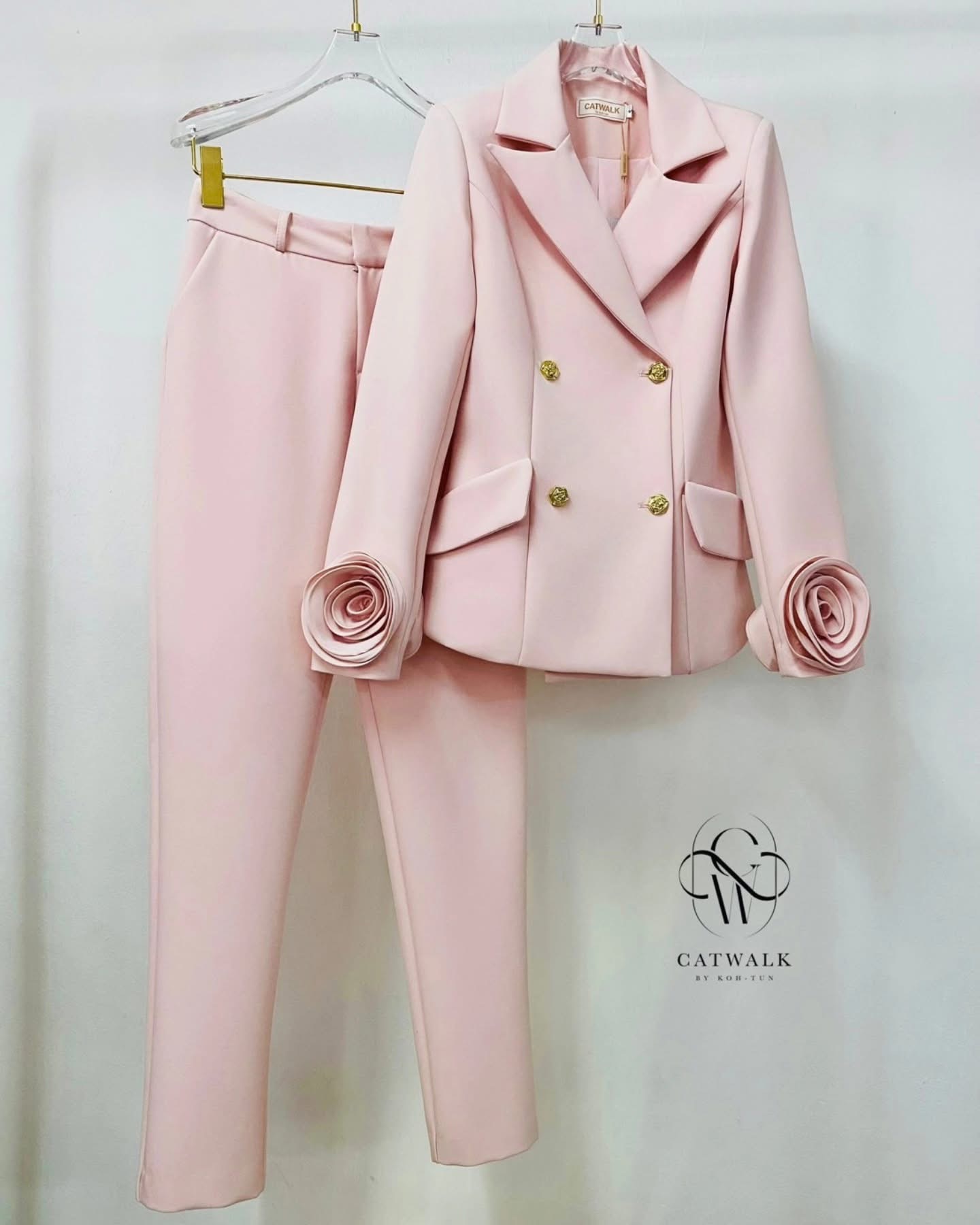Set BLAZER แต่งแขนดอกไม้ เนื้อผ้าสวย ตัวBLAZER เป็นทรงเข้ารูป ปลายแขนแต่งด้วยดอกไม้ผ้า โดยดอกไม้ใช้ผ้าเดียวกับตัวชุดน่ารักมาก เพิ่มความโดดเด่นด้วยกระดุมกุหลาบสีทอง มาคู่กับกางเกงเอวสูงทรงขากระบอกเล็ก ใส่สบาย : สินค้าคุณภาพ (พร้อมส่ง)