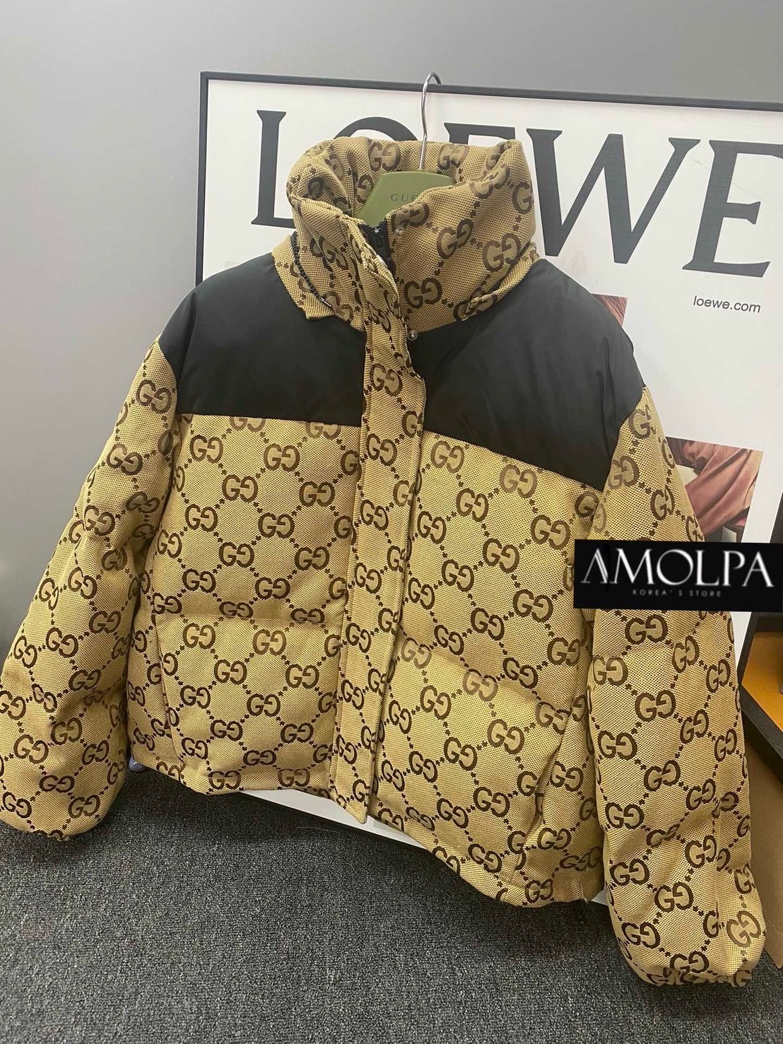 JACKET GG BOMBER SS24 งาน 1 : 1 ชนช๊อป อุ่นนสุดๆ งานสวยสุด ปังงง... พรีเมียมมม ด้านในเป็นบุนวมมม รุ่นนี้คืองานพิเศษ !! Luxury Premium Set สวยหรูดูแพง ใส่สบาย : สินค้าคุณภาพ (พร้อมส่ง)