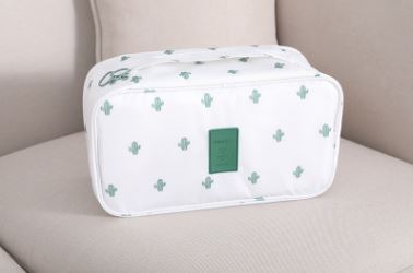 กระเป๋าใส่ชุดชั้นใน กางเกงชั้นใน มีกระเป๋าแยกเก็บ ผลิตจากโพลีเอสเตอร์กันน้ำ มีให้เลือก 9 ลาย