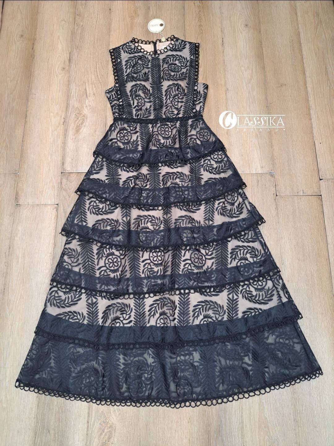 ชุดเดรสกระโปรงยาว แขนกุด ผ้าลูกไม้ ซีทรูมีลวดลาย แต่งฉลุ ช่วงกระโปรงไล่ระดับเป็น ชั้น ๆ มีฟองน้ำและซับในสีเนื้อตัดกันอย่างสวย ใส่สบาย : สินค้าคุณภาพ (พร้อมส่ง)