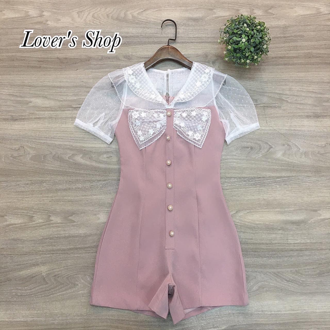 จั้มสูทกางเกงขาสั้น ดีเทลช่วงบนเป็นผ้าลูกไม้เนื้อนุ่ม คอปกน่ารัก ช่วงอกแต่งโบว์ ช่วงกางเกงเป็นผ้าพื้นอัดผ้ากาวอย่างดี สินค้าคุณภาพ (พร้อมส่ง)