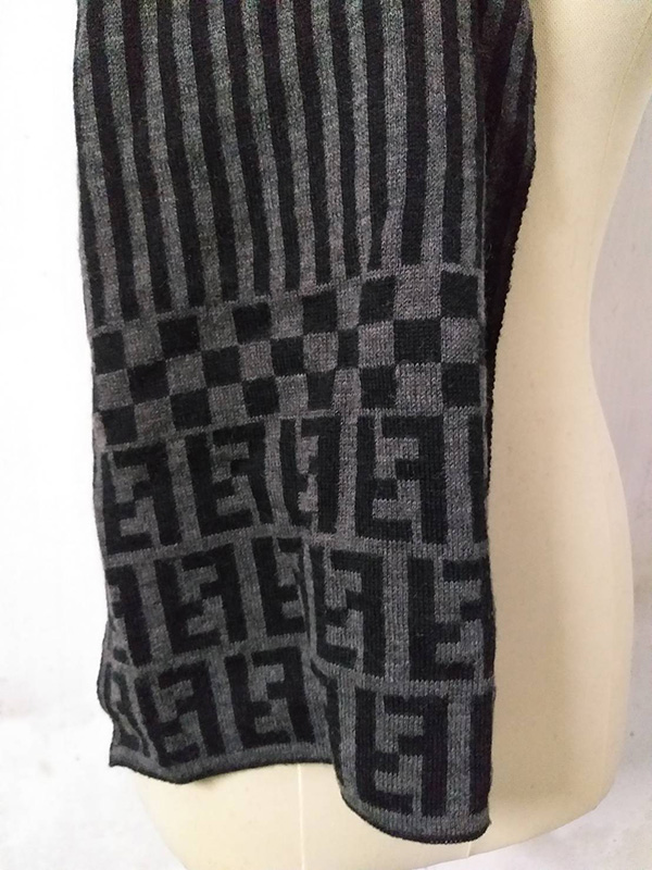 ผ้าพันคอขนสัตว์ FENDI แท้ สวยมาก ผ้าดีมาก