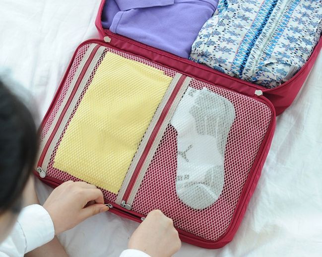 กระเป๋าจัดระเบียบเดินทาง, กระเป๋าจัดระเบียบเสื้อผ้า เสียบที่จับของกระเป๋าเดินทางได้ มีช่องใส่สองชั้นกั้นด้วยช่องตาข่าย ผลิตจากโพลีเอสเตอร์กันน้ำ