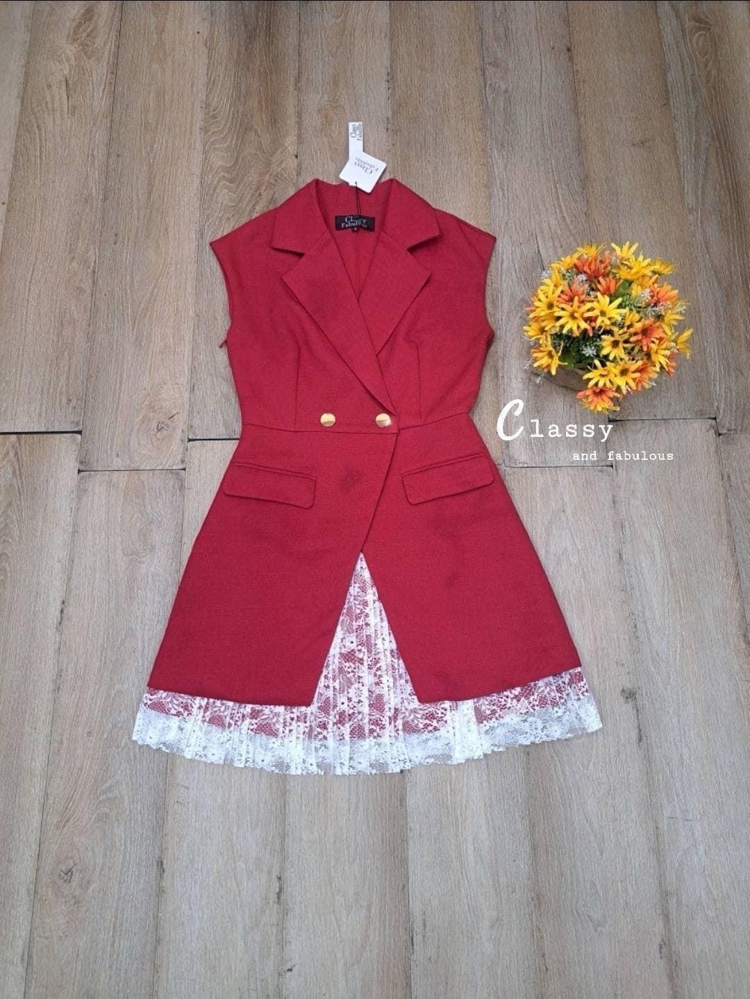 เดรสสูทกระโปรงสั้น คอปก แขนล้ำ กระดุมหน้า 2 เม็ดสีทอง เนื้อผ้ามี Texture ในตัว ชายกระโปรงตกแต่งด้วยผ้าลูกไม้อย่างดี ใส่สบาย : สินค้าคุณภาพ (พร้อมส่ง)