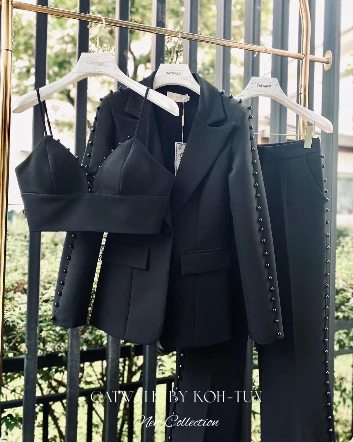 เซตBLAZER 3 ชิ้น เนื้อผ้าเกรดเอ ตัวBLAZER เป็นทรงกึ่งเข้ารูปทรงสไตล์เท่ห์ๆ ช่วงแขนแต่งด้วย หมุดมุกเรียงเม็ดโทนสีตามตัวชุดดูหรูมาก ด้านในมีซับ+เสื้อครอปสายเดี่ยวทรงเข้ารูปตามตัว +กางเกงเป็นทรงขาม้า ใส่สบาย สินค้าคุณภาพ (พร้อมส่ง)