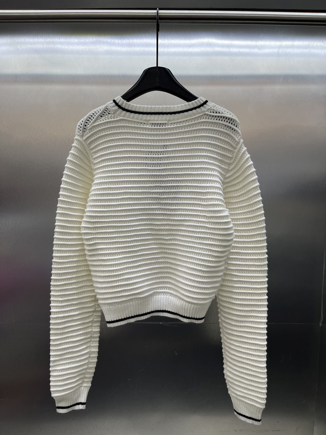 เสื้อสเวตเตอร์ผ้านิต ทอลายในตัว ผ้าสวยมาก ปักlogo สวยหรูดูไฮ งานไฮเอ็น ใส่สบาย : สินค้าคุณภาพ (พร้อมส่ง)