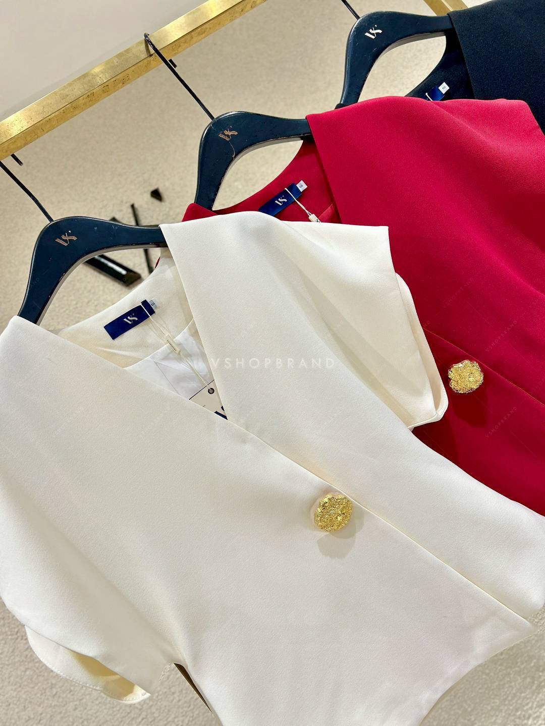 เสื้อแขนทรงแขนไหล่ล้ำกระดุมทอง ใส่สบาย : สินค้าคุณภาพ (พร้อมส่ง)