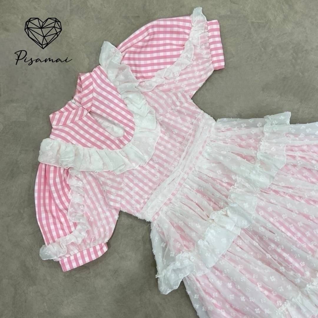 เดรสลายสก็อตสีชมพูตัวยาวแต่งระบาย ลูกไม้ฉลุสีขาวคลุมทั้งตัว เป็นทรงระบายซ้อนถึง 3 ชั้น รุ่นนี้ผ้าดีใส่สวย ฟูฟ่อง เป็นทรง ใส่สบาย : สินค้าคุณภาพ (พร้อมส่ง)