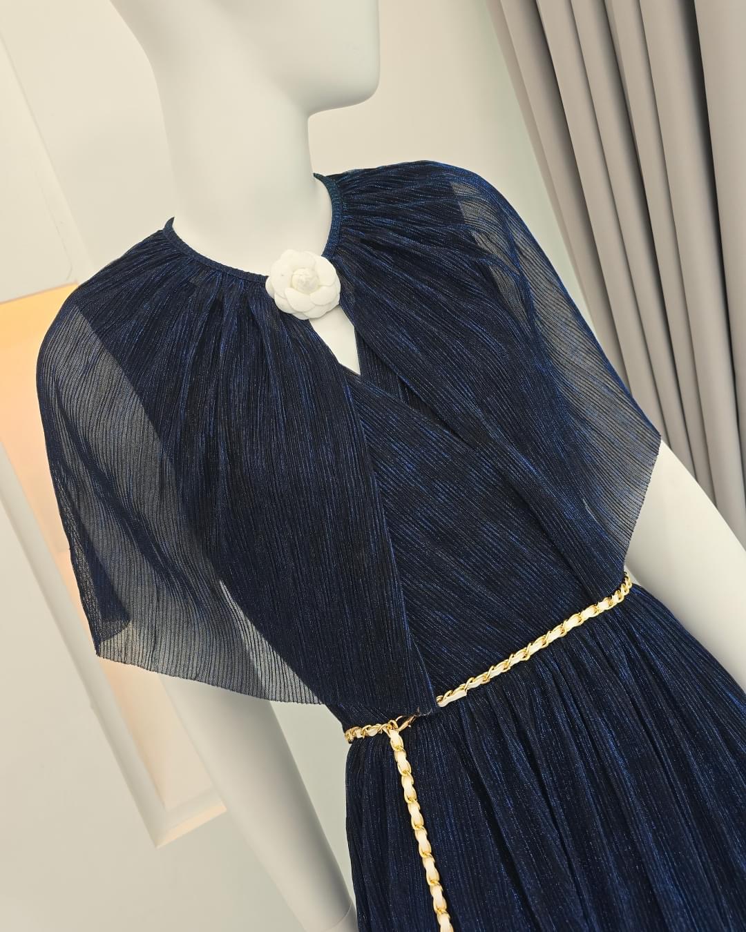 แม็กซี่เดรสคอวีป้ายแขนกุด มาพร้อม เสื้อคลุมติดกระดุมเปิดได้ กระโปรงบานจีบรูด ระบาย4ชั้น มาพร้อมโบว์สำหรับผูกเอว ทำจาก ผ้าราเม่ผสมดิ้นเมทัลลิค เนื้อนุ่มยืดหยุ่น มีซิป ซ่อนและซับในเต็มตัว ใส่สบาย : สินค้าคุณภาพ (พร้อมส่ง)