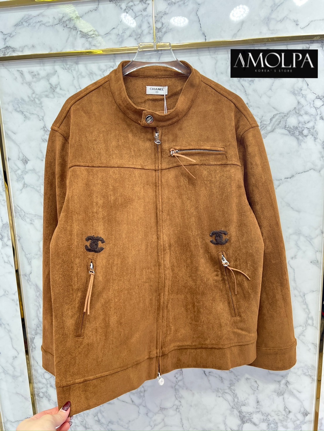 JACKET CC งาน hiend กำมะหยี่ 2024SS เนื้อผ้าดีมาก มีน้ำหนักสุดๆ ปั้มโลโก้ทุกจุดด ห้ามพลาดเลยน๊า สวยสุดๆ ใส่สบาย : สินค้าคุณภาพ (พร้อมส่ง)