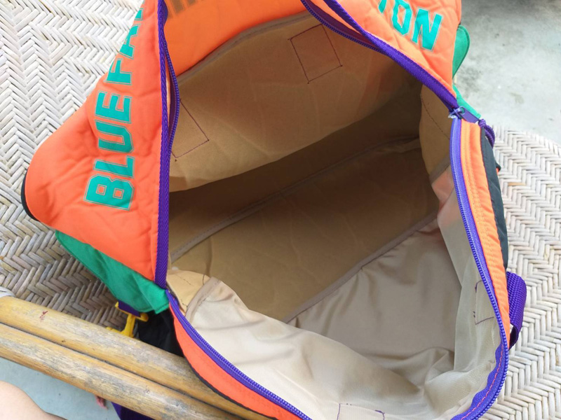 กระเป๋าเสื้อผ้าใบใหญ่ BENETTON