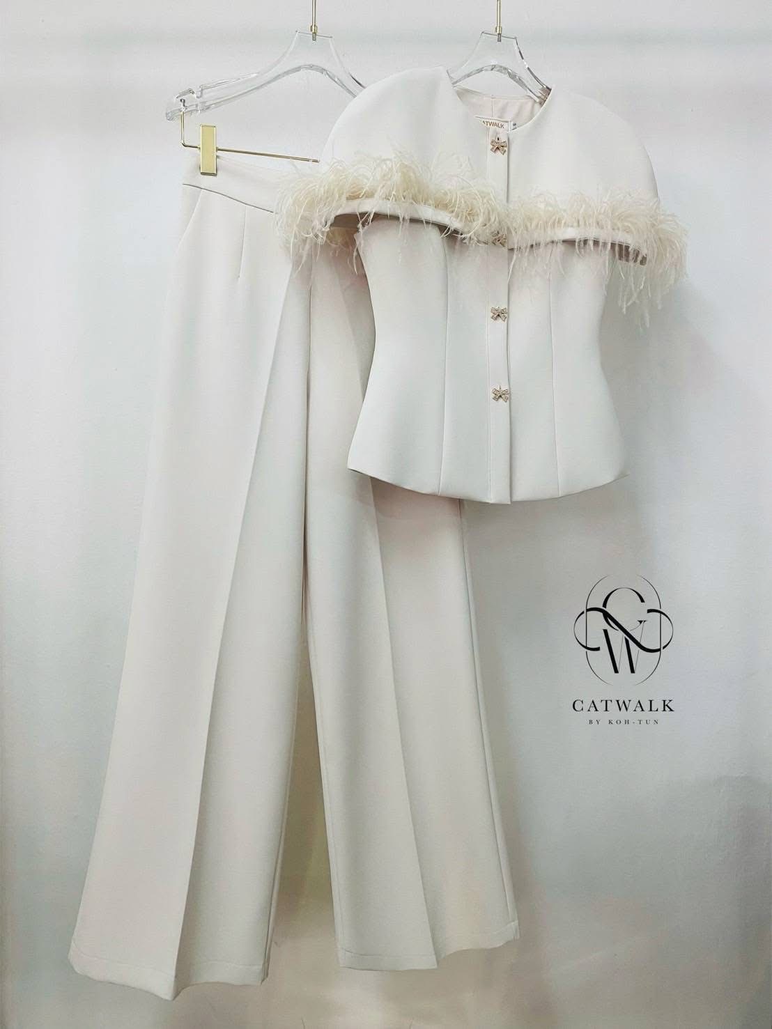 Set เสื้อคลุมไหล่แต่งขอบขนนก+กางเกงขายาวทรงสวย เนื้อผ้าเกรดเอ ใส่สบาย : สินค้าคุณภาพ (พร้อมส่ง)