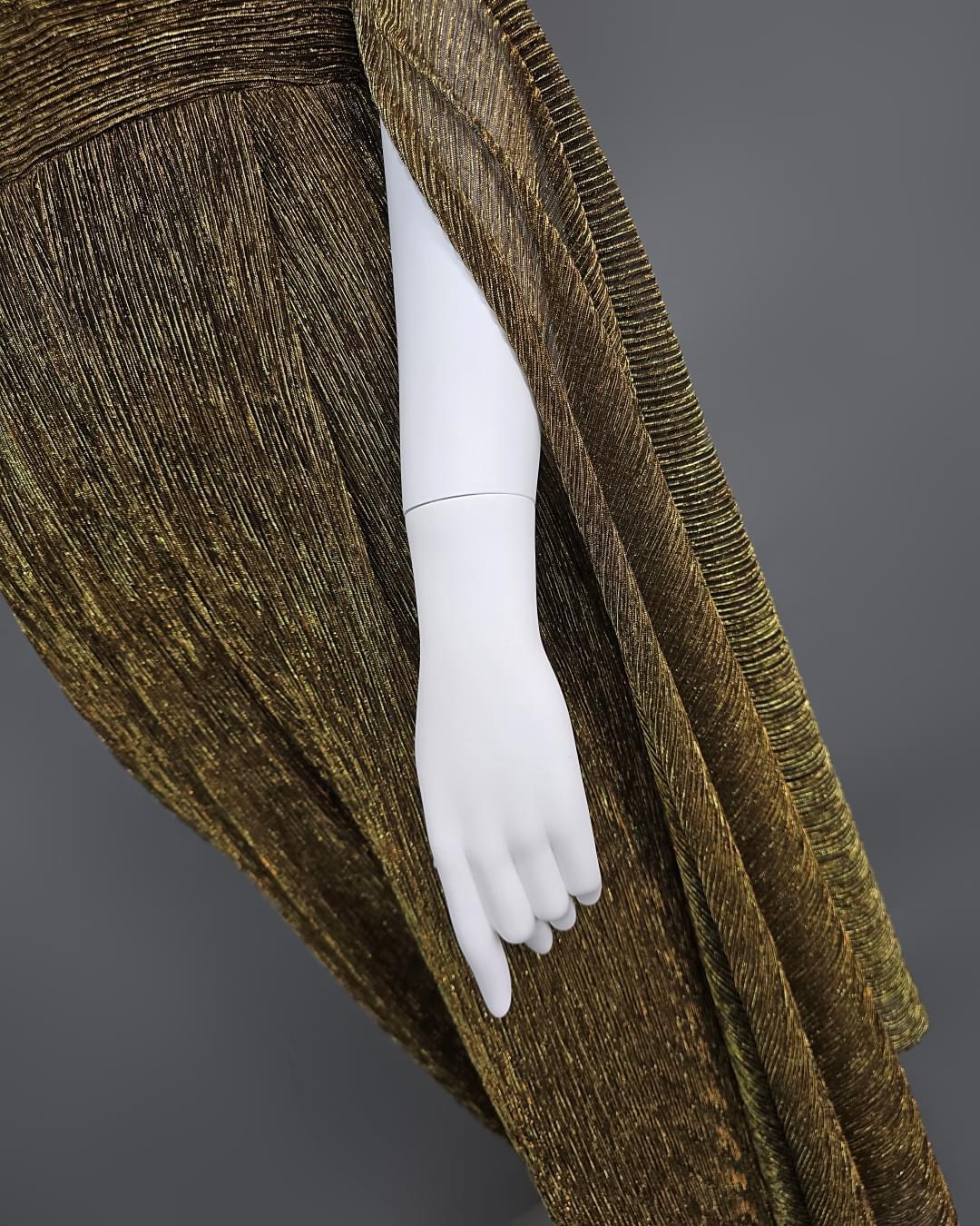 จั๊มสูทเสื้อคอป้ายแขนกุด กางเกงขา ตรงจับจีบ แต่งชายระบายด้านข้าง ใส่สบาย : สินค้าคุณภาพ (พร้อมส่ง)