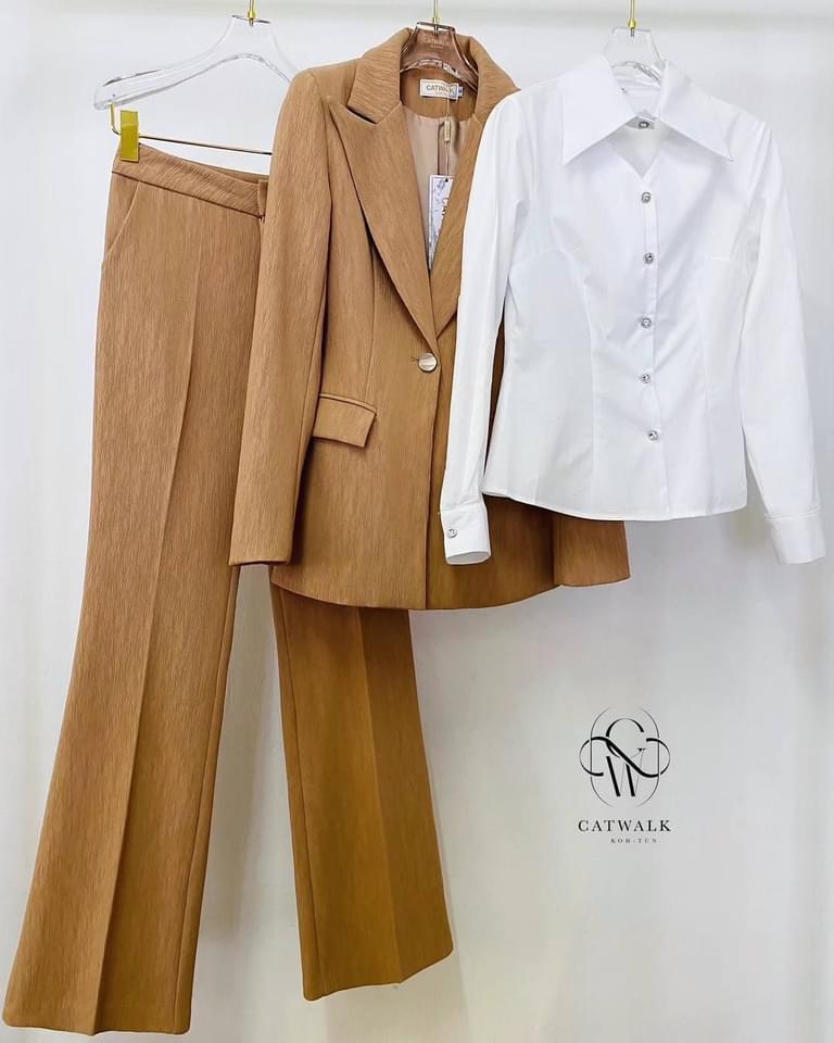 เซต BLAZER 3 ชิ้น เนื้อผ้าลูกฟูกเกรดเอ ตัว BLAZERเป็นทรงเข้ารูป +เสื้อเชิ้ตสีขาวทรงเข้ารูป +กางเกงเป็นทรงขาม้า . สินค้าคุณภาพ (พร้อมส่ง)