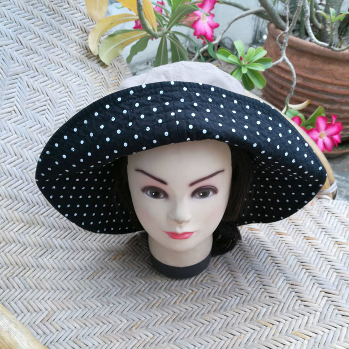 หมวกปีกกว้าง Uniqlo สีกากี สวยค่ะ ใส่ได้ 2 ด้าน