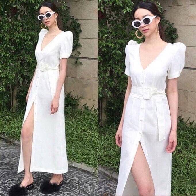 เดรสยาวสีขาว , ดำ สุดคลาสซี่ คอวีแขนพองสวยเก๋ เนื้อผ้าผ้าดีมีน้ำหนักค่ะ ทิ้งตัวพลิ้วสวย งานซับในเนื้อผ้าดี แต่งกร.ะดุม มาพร้อม เข็มขัดผ้าสีเดียวกับชุด : สินค้าคุณภาพ (พร้อมส่ง) .