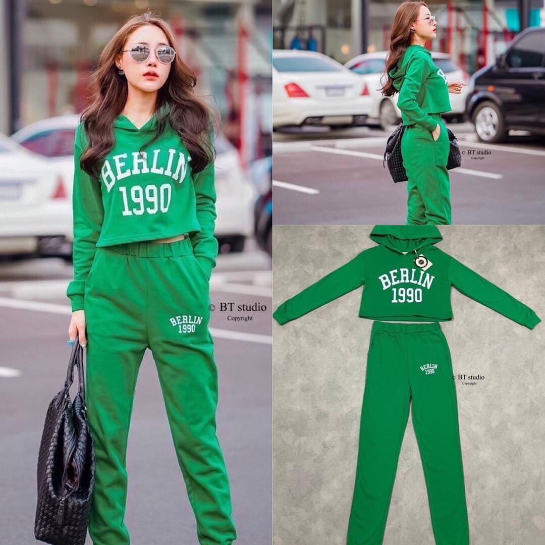 เซท 2 ชิ้น เสื้อแขนยาวแต่งฮูด สกรีนลาย แมทซ์กับกางเกงขายาวเอวสม็อค ปลายขาจั้ม : สินค้าคุณภาพ (พร้อมส่ง)