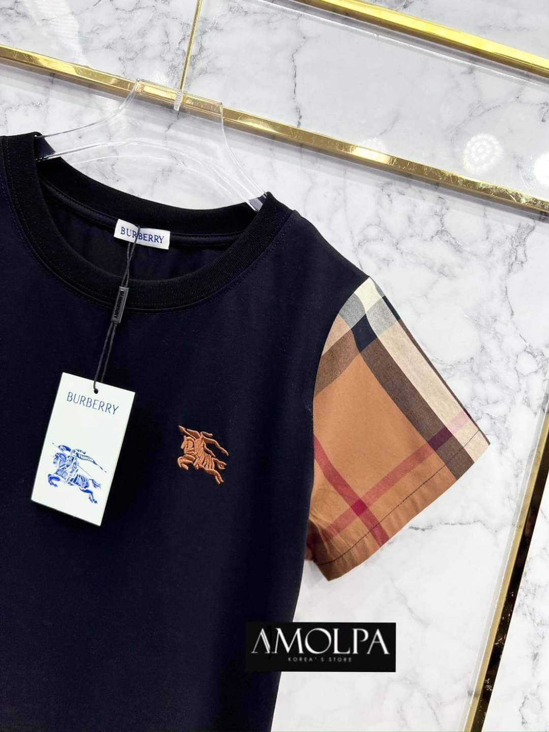 เสื้อยืด BB ปักLOGO หน้าอก แต่งลายBBช่วงแขน สวยเด่น ลายใหม่ชนช๊อปป สวยม๊ากกกกก เนื้อผ้าดีมากๆค่ะ ผ้าเย็นๆ ใส่สบาย : สินค้าคุณภาพ (พร้อมส่ง)