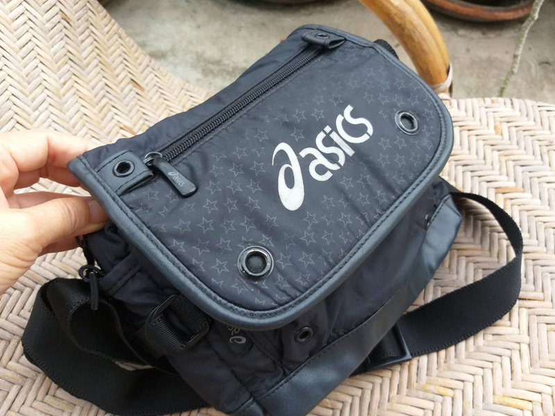กระเป๋าสะพายใบย่อม asics (ของใหม่)