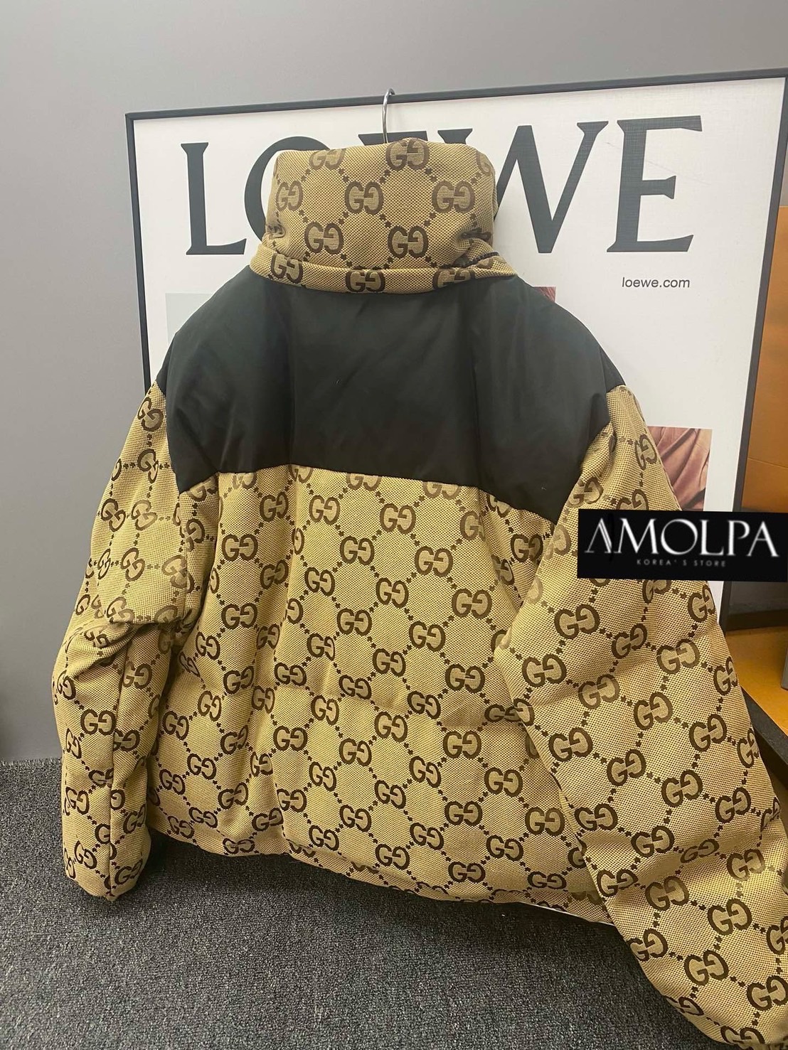 JACKET GG BOMBER SS24 งาน 1 : 1 ชนช๊อป อุ่นนสุดๆ งานสวยสุด ปังงง... พรีเมียมมม ด้านในเป็นบุนวมมม รุ่นนี้คืองานพิเศษ !! Luxury Premium Set สวยหรูดูแพง ใส่สบาย : สินค้าคุณภาพ (พร้อมส่ง)