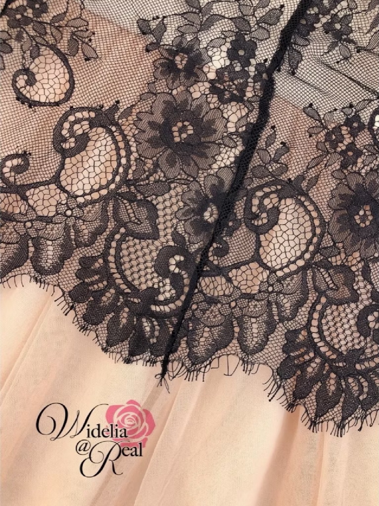 Maxi dress แม็กซี่เดรสตัวยาว แขนยาว คอเย็บเพชร ช่วงบนเนื้อผ้าลูกไม้เนื้อนิ่มใส่สบายผิวมาก ช่วงกระโปรงเป็นผ้ามุ้งเนื้อนุ่มใส่สบายผิวเช่นเดียวกัน ซิปหลัง ใส่สบาย : สินค้าคุณภาพ (พร้อมส่ง)