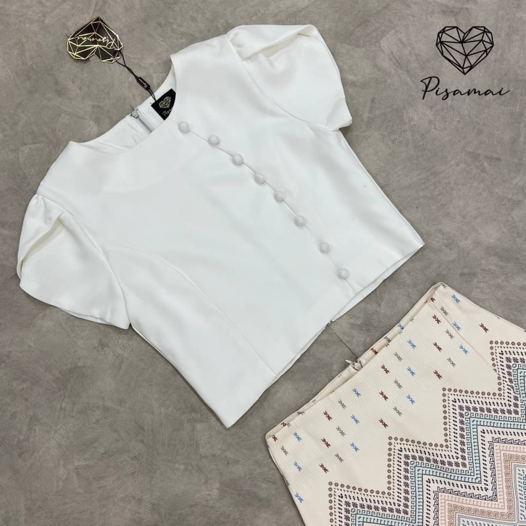 ชุดไทย เซ็ตเสื้อแขนตุ๊กตาแต่งกระดุมเรียงสีขาว มาคู่กับกระโปรงลูกไม้ผ้าถุงตัวยาวสีครีม แพทเทิ้นสวยมากค่า สินค้าคุณภาพ (พร้อมส่ง)