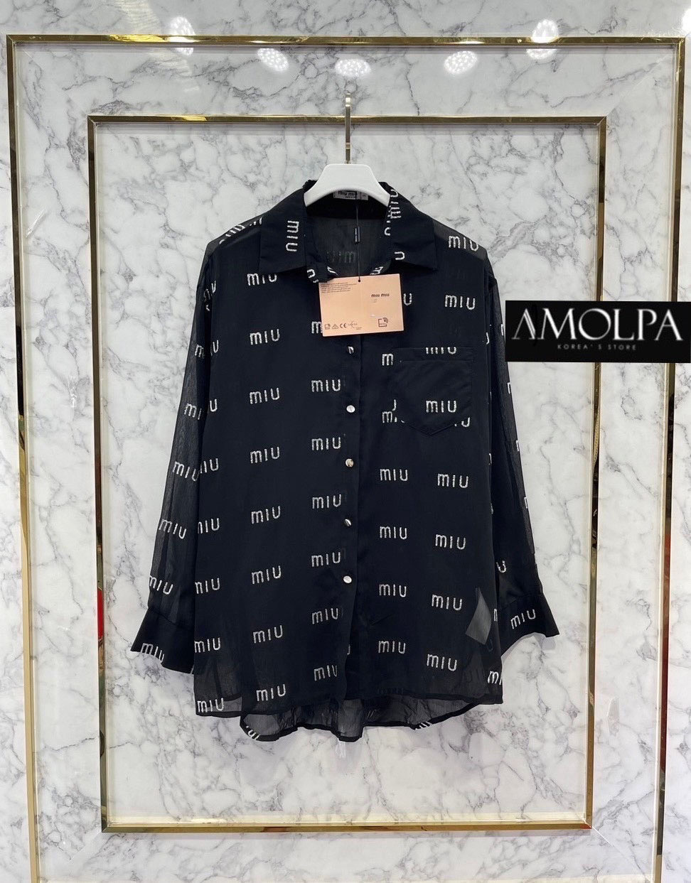 เสื้อเชิ้ตซีทรู MIU MIU หน้าสั้น หลังยาว ปิดก้น ปิดสะโพก สวยหรูดูแพง แสงออก ดีเทลละเอียดทุกจุด ลายใหม่ ใส่สบาย : สินค้าคุณภาพ (พร้อมส่ง)