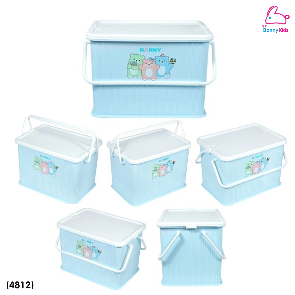 NANNY (แนนนี่) กล่องหูหิ้วแนนนี่กันฝุ่น ไร้กลิ่น ผลิตจากพลาสติกเกรด A ลาย Family Bear