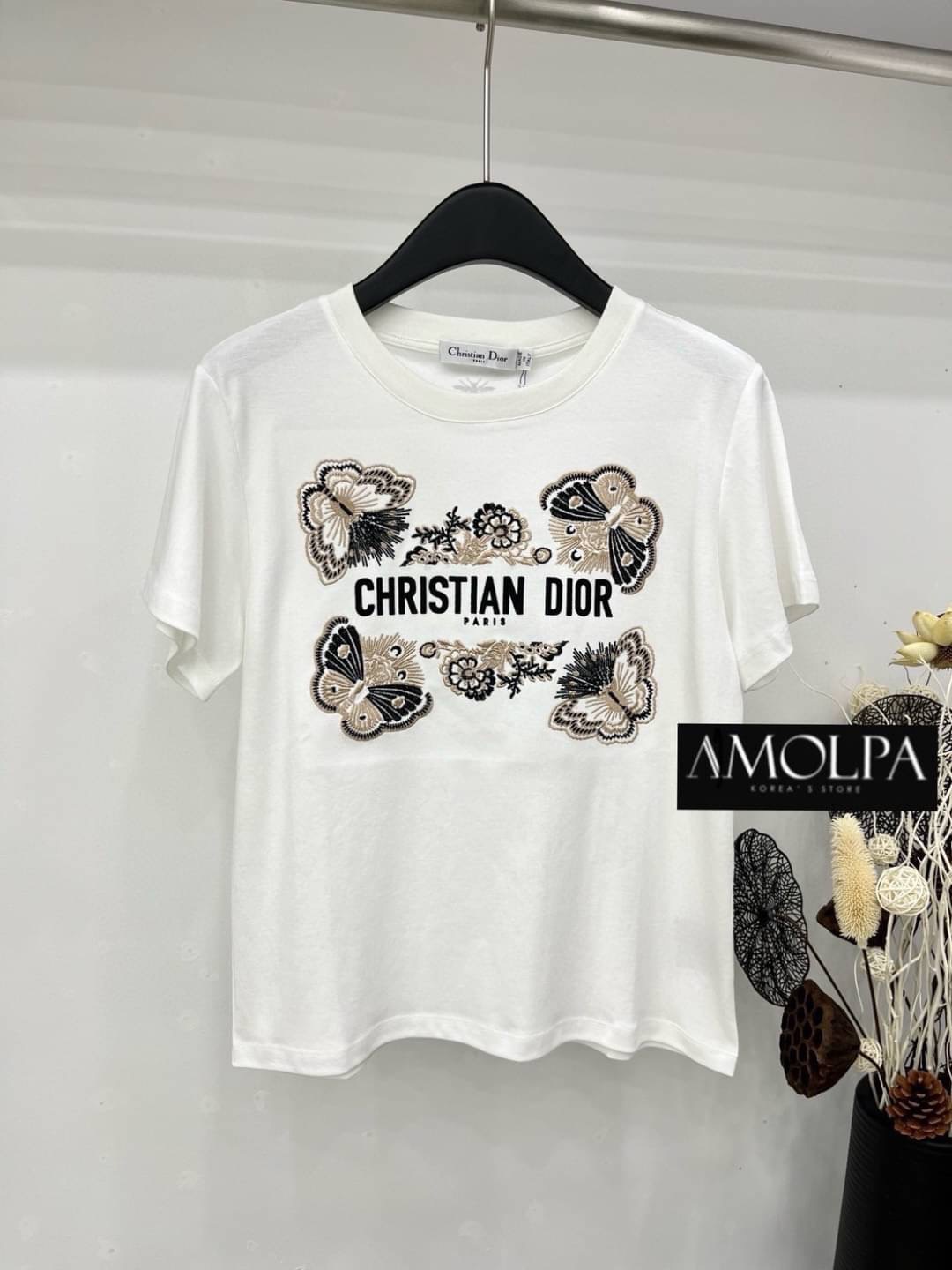 เสื้อยืด CD. งานปักแน่นๆ สวยเด่น ลายใหม่ชนช๊อปป สวยม๊ากกกกก เนื้อผ้าดีมากๆ ค่ะ ผ้าเย็นๆ ใส่สบายสุดๆ ใส่สบาย : สินค้าคุณภาพ (พร้อมส่ง)