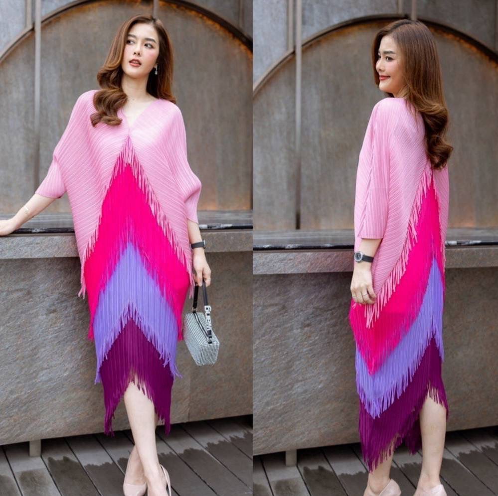 Maxiเดรสผ้าอัดพลีท วางพื้นสลับสี แขนทรงค้างคาว ทรงสวยใส่แล้วดูเข้ารูป ดูสง่างามมากค่ะ ใส่สบาย : สินค้าคุณภาพ (พร้อมส่ง)