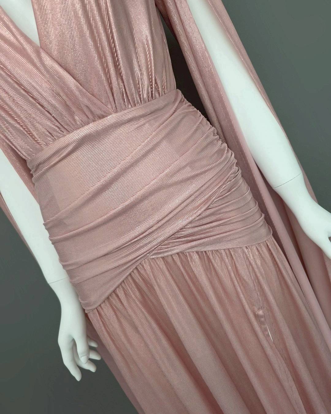 แม็กซี่เดรสเสื้อคอวีป้าย แขนยาวเป็นผ้าคลุมในตัว กระโปรงเข้ารูปตรงสะโพก ผ่าหน้าขา ชายกระโปรงบาน ใส่สบาย : สินค้าคุณภาพ (พร้อมส่ง)