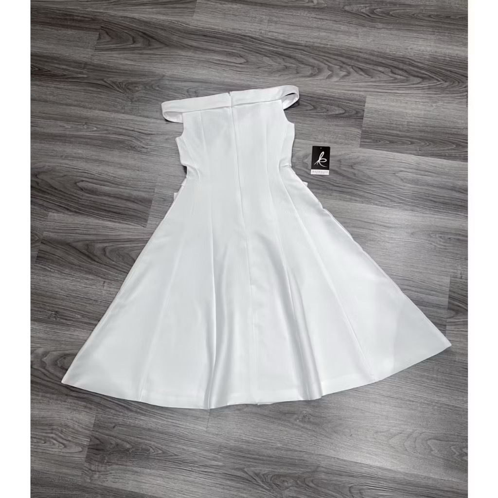 เดรสกระโปรงคอปกพับ ปาดไหล่ดีไซน์เก๋ ทรงพอดีตัวใส่กำลังสวย แต่งกระดุมปั๊มสีเดียวกันกับชุด ช่วงเอวด้านข้างแต่งกระเป๋าผูกโบว์สุดคิ้วท์ ใส่สบาย : สินค้าคุณภาพ (พร้อมส่ง)