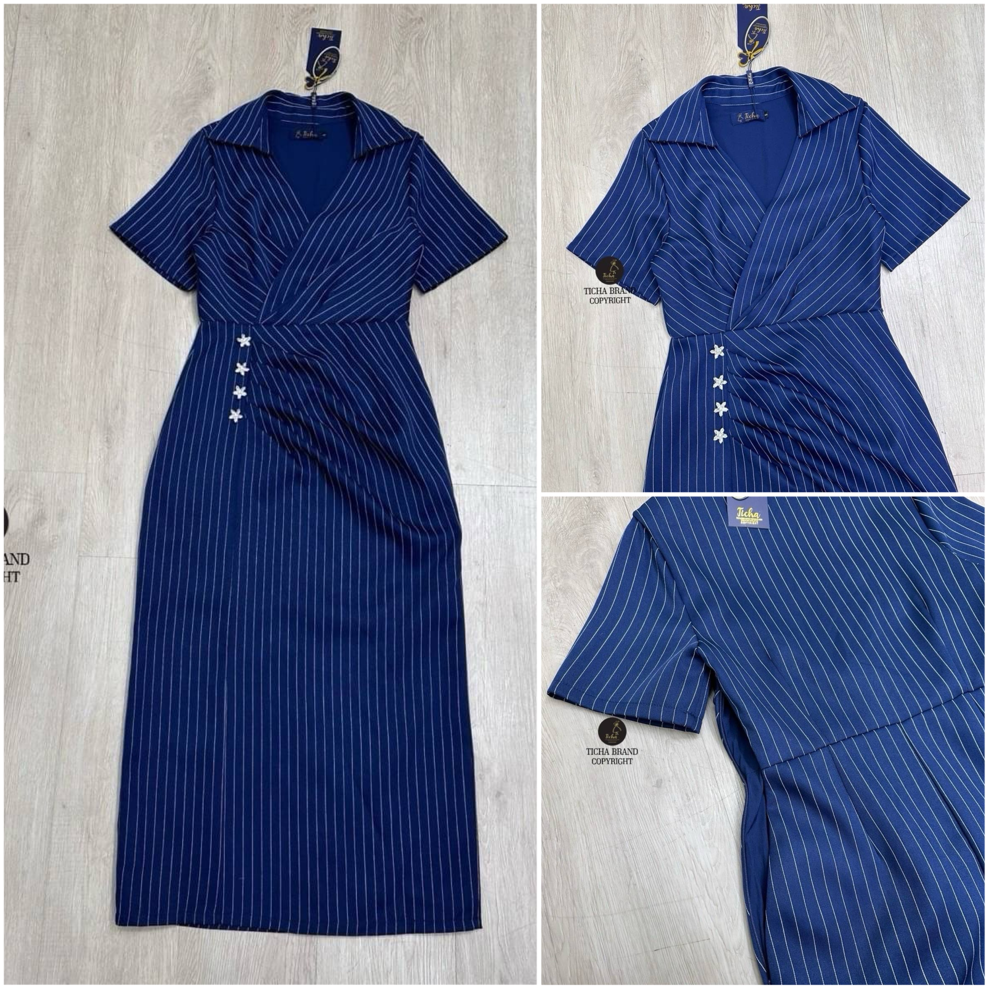 เดรสยาวสีกรมลายริ้วเล็กสีขาว แต่งคอปกดีเทลป้ายช่วงเอวเย็บย่นและเย็บติดอะไหล่ดอกไม้เพชร ( มีซิปข้างอย่างดี )กระโปรงทรงตรงยาวเข้ารูป แต่งผ่าหลัง ใส่สบาย : สินค้าคุณภาพ (พร้อมส่ง)